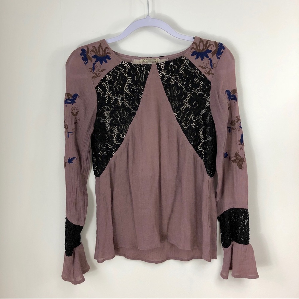 Gimmicks boho‎ style dusty rose and black lace top